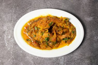 Koral Bhuna korma karahi masala arka planda izole bir şekilde servis edilir.