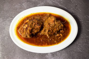 Mutton Bhuna, vindaloo, rogan josh, karahi, korma masala sosu arka planda izole edilmiş olarak servis edilir.