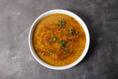 Dal Khichuri, bangladeş yemeklerini arka planda tek başına servis ediyordu.