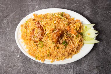 Karidesli pilav pulao biryani bangladeş yemeklerini arka planda tek başına servis eder.