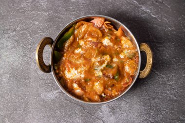 Sebze Karahi korma masala bangladeş yemeklerini arka planda tek başına sunar.