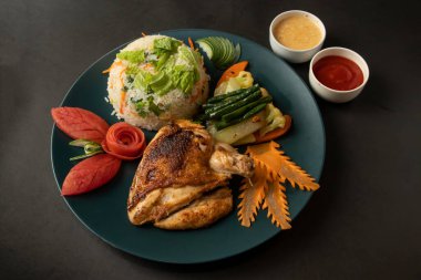 Özel Gıda Seti Menü Izgara Tavuk, kızarmış pilav ve ezilmiş sebzeler arka planda izole edilmiş bir şekilde servis ediliyor. Bangladeş ve Hint yemeklerinin üst görüntüsü.