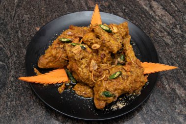 Yağda kızartılmış tavuk ve kızarmış soğan. Arka planda izole edilmiş olarak servis ediliyor. Bangladeş ve Hint yemeklerinin üst görüntüsü.