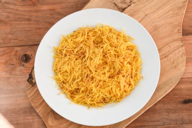 Balaleet ya da balalet, ahşap masa manzaralı orta doğu kahvaltı yemeklerinde servis edilir.