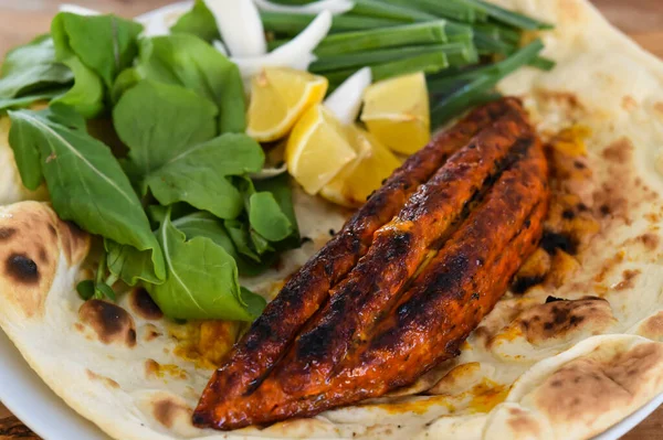 Pollo Relleno Con Queso Carne Seekh Kebab Con Pan Bahreiní —  Fotos de Stock