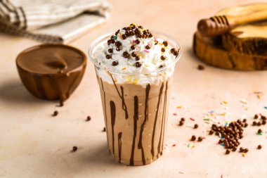 Kremalı Nutella Milkshake, çikolata parçacıklı ve cam parçalı. Masanın üstüne izole edilmiş. Sağlıklı sabah içeceği.