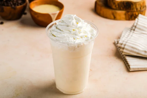 Vanilla Milkshake Med Grädde Serveras Glas Isolerad Bordet Utsikt Hälsosam — Stockfoto