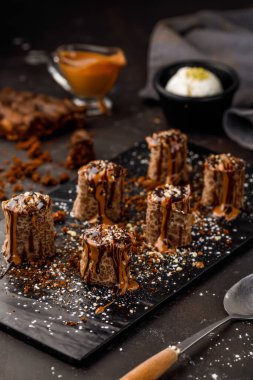 Çikolatalı Brownie çikolatalı rulo. Kafe yemeğinin tatlı masasının üstünde izole bir şekilde servis ediliyor.
