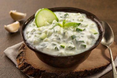 Salatalıklı raita yoğurdu yemek masasında servis edilir. Orta doğu baharatlarının üst görüntüsü.