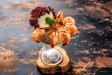 Zeytinli karides kokteyli bardakta deniz ürünleri içeceği.