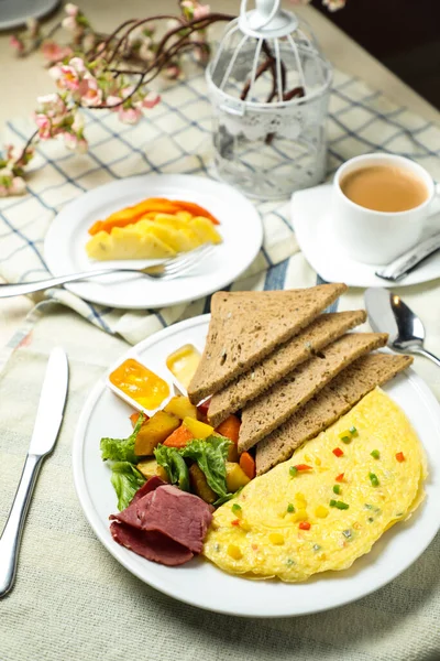 蔬菜沙拉 包括西红柿 莴苣叶和胡萝卜 还有茶 咖啡和甜瓜 放在饭桌上 可以看到健康的早餐 — 图库照片