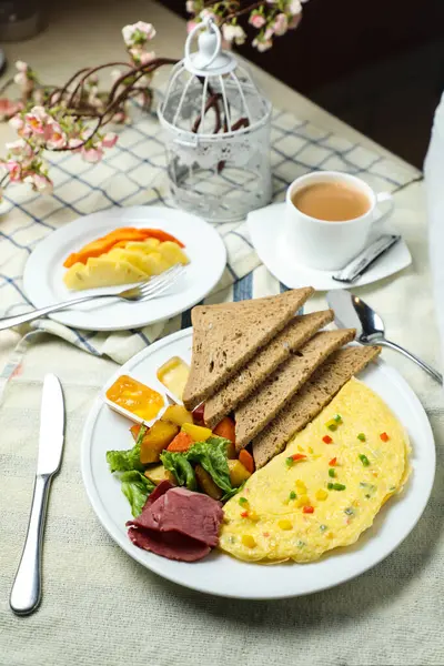 蔬菜沙拉 包括西红柿 莴苣叶和胡萝卜 还有茶 咖啡和甜瓜 放在饭桌上 可以看到健康的早餐 — 图库照片