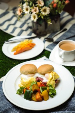 Sebze salatalı yumurta salatası, domates, patates, marul yaprağı, çay, kahve ve tatlı karpuz dahil.