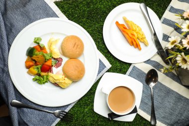 Sebze salatalı yumurta salatası, domates, patates, marul yaprağı, çay, kahve ve tatlı karpuz dahil.