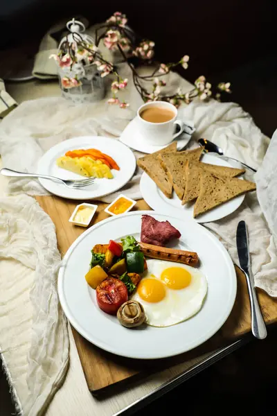 Англійський Сніданок Овочевим Салатом Включає Себе Помідор Картоплю Лист Салату — стокове фото