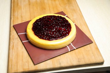 Böğürtlenli cheesecake, kafe yemeklerinin üst görüntüsüne izole edilmiş karamel içerir