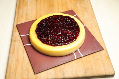 Böğürtlenli cheesecake, kafe yemeklerinin üst görüntüsüne izole edilmiş karamel içerir