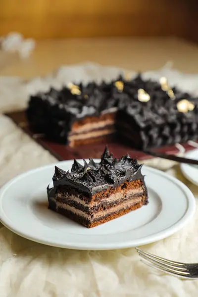 Шоколадный Кусок Торта Ganache Подается Тарелке Ножом Изолирован Салфетке Сверху — стоковое фото