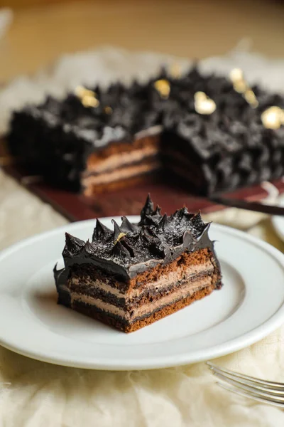 Schokolade Ganache Kuchen Scheibe Serviert Teller Mit Messer Isoliert Auf — Stockfoto