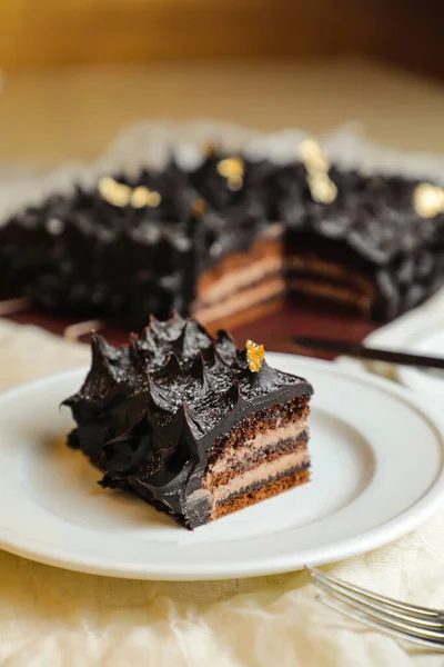 Chocolade Ganache Cake Plak Geserveerd Plaat Met Mes Geïsoleerd Servet — Stockfoto