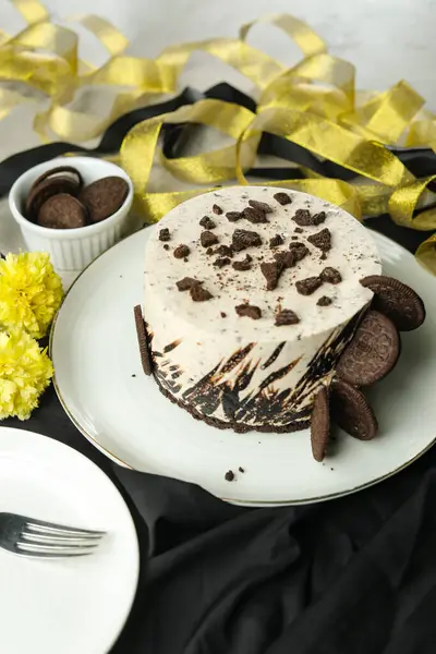 Cheesecake Oreo Incluem Chocolate Creme Açúcar Com Garfo Flores Servidas — Fotografia de Stock