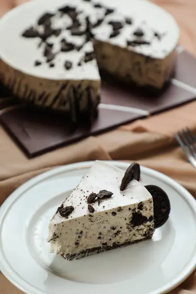 Fatia Cheesecake Oreo Incluem Chocolate Creme Açúcar Com Garfo Flores — Fotografia de Stock