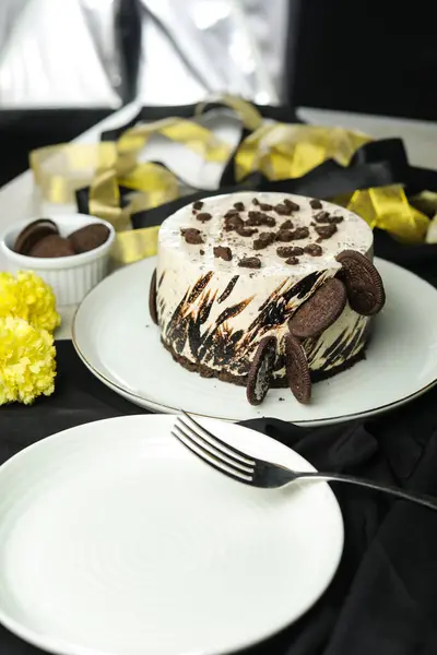 Cheesecake Oreo Incluem Chocolate Creme Açúcar Com Garfo Flores Servidas — Fotografia de Stock