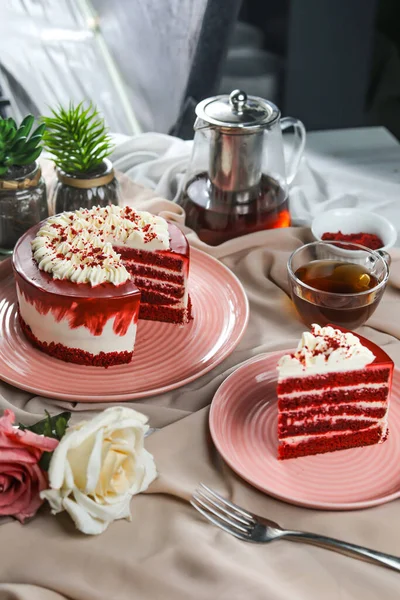 Pastel Terciopelo Rojo Premium Rebanada Incluyen Crema Azúcar Con Tenedor — Foto de Stock