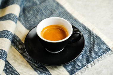 Espresso kahvesi şeker, peçete manzaralı kahveye izole edilmiş süt, kahvaltı içeceği.