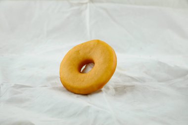 Gri arka planda izole edilmiş donut, masada pişmiş yemek kahvaltı manzarası.
