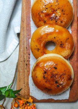 Mochaccino Donutları ya da Mocha tepsisi izole edilmiş ahşap tepsi tepsi üzerinde pişmiş kahvaltı yemekleri.