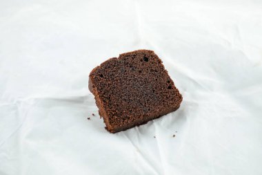 Gri arka planda izole edilmiş çikolatalı kek dilimi gri arka planda Fransız kahvaltısı pişmiş gıda öğesi.