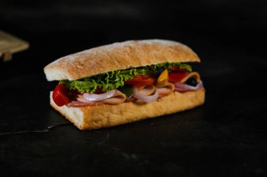 Ciabatta Füme Jambonlu Sandviç ahşap üzerine izole edilmiş mayonez sosu ve patates kızartması kovası ile gri arka planda İtalyan fast food manzarası