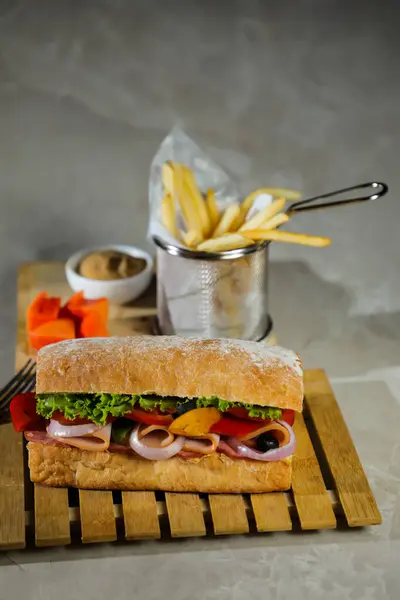Ciabatta Gerookte Ham Sandwich Geïsoleerd Hout Met Mayonaise Dip Frites — Stockfoto