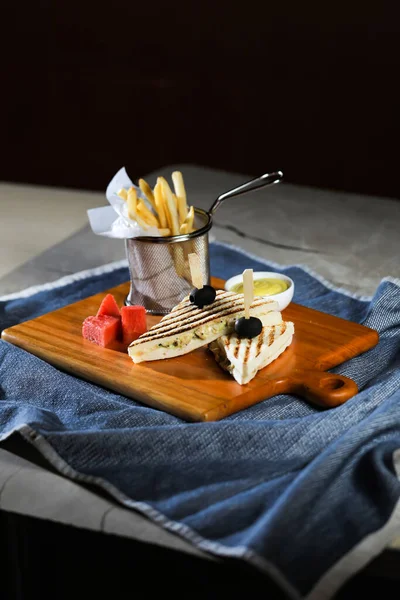 グリルチキンサンドイッチ 朝食の食べ物のナプキン側のビューで孤立した木製ボードで提供されたフライバケット付き — ストック写真