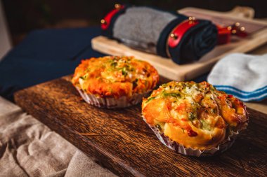 Tahtada servis edilen tavuklu pizza. Lezzetli atıştırmalıkların peçete tarafından izole edilmiş hali.