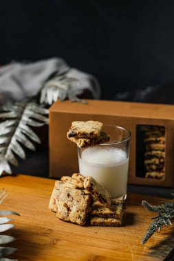 Kurabiye kutusuyla servis edilen çıtır bisküviler ve Amerikan kafe yemeklerinin masasının yanında izole edilmiş bir bardak süt.