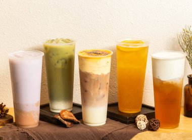 Tayvan usulü buzlu çay Brulee Black Tea Latte, Orange Green, Kyoto matcha latte, Beidao mor taro sütlü klasik süt yeşil çay Tayvan buzlu içeceğinin cam tarafında servis edilir.