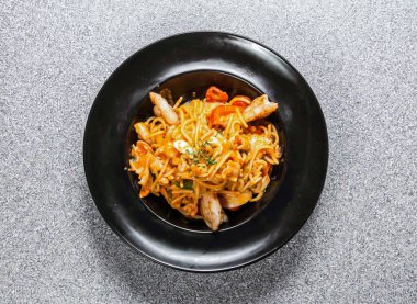 Istakoz soslu spagetti Hong Kong yemeklerinin arka planında izole bir şekilde servis ediliyor.