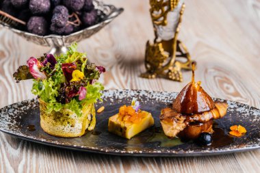 Kurutulmuş ördek ciğeri ve Pate de Foie Gras, Arap aperatiflerinin yemek masasının kenarında izole bir şekilde servis edilir.