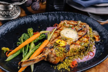 Kömür ızgara Pistachio Kabuklu Prime dana pirzolası. Masada servis ediliyor. Et ana yemek Arap yemeği.