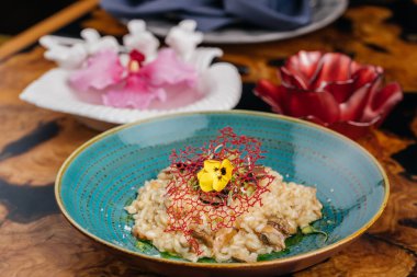 Risotto ai Funghi Porcini Makarnası, İtalyan fast food masasının yanında servis edilir.