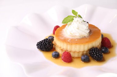 CLASSIC CREAM CARAMEL Puding Pastası, Arap tatlısının izole edilmiş arka plan görüntüsünde servis edilir.