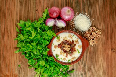 Mısır 'dan Kishk Keshj almaz kabuklu, kişniş ve soğanlı. Arap yemeklerinin üst görünüşünde izole bir şekilde tencerede servis ediliyor.