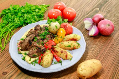 Biftek tikka kebap bbq boti patates sebzeli, domates, soğan ve kişniş.