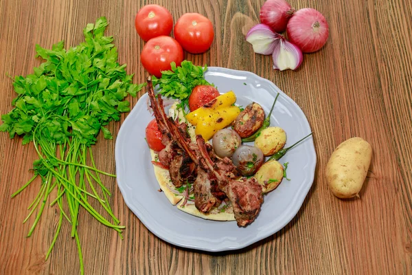 Grillade Lammkotletter Med Vitabröd Potatis Tomat Lök Och Koriander Serveras — Stockfoto