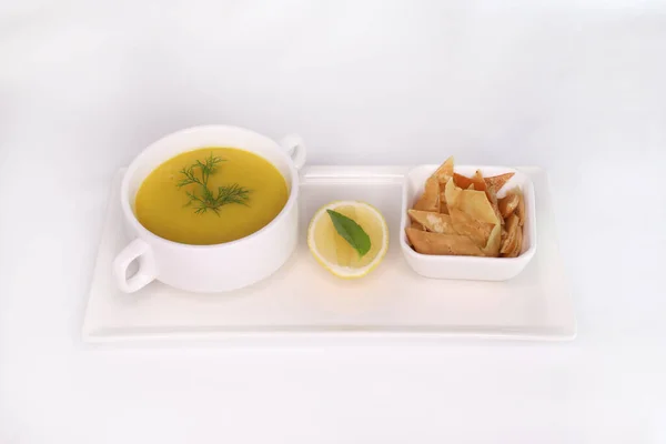 アラビアンレントループ レモンとクラッカーを備えたアラビア料理のバックグラウンドサイドビューで分離した料理 — ストック写真