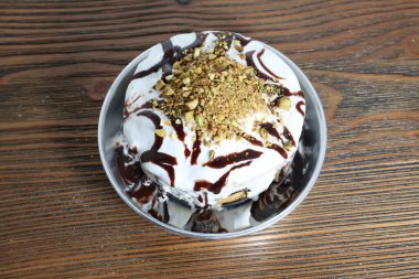 Arap tatlısı, çikolatalı, dondurmalı ve fıstıklı bomba. Masada servis edilen, Arap tatlısının üst görünüşünde.