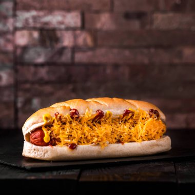 Sosisli sandviç ya da hamburger, ahşap masa manzaralı Arap yemeklerinde servis edilir.