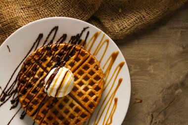 Dondurmalı waffle, karamel ve çikolatalı waffle. Masa başı atıştırmalık tabağında servis ediliyor.